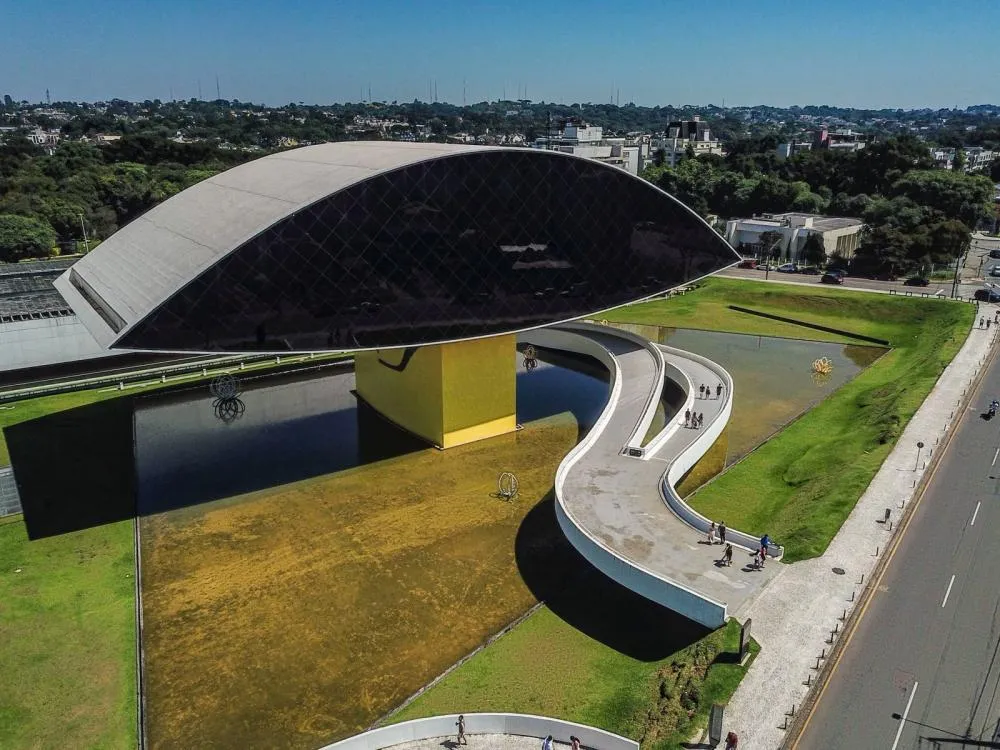 A capital oferece muitas atrações culturais, como o Museu Oscar Niemayer, no Centro Cívico (MON). Crédito: José Fernando Ogura/Secom
