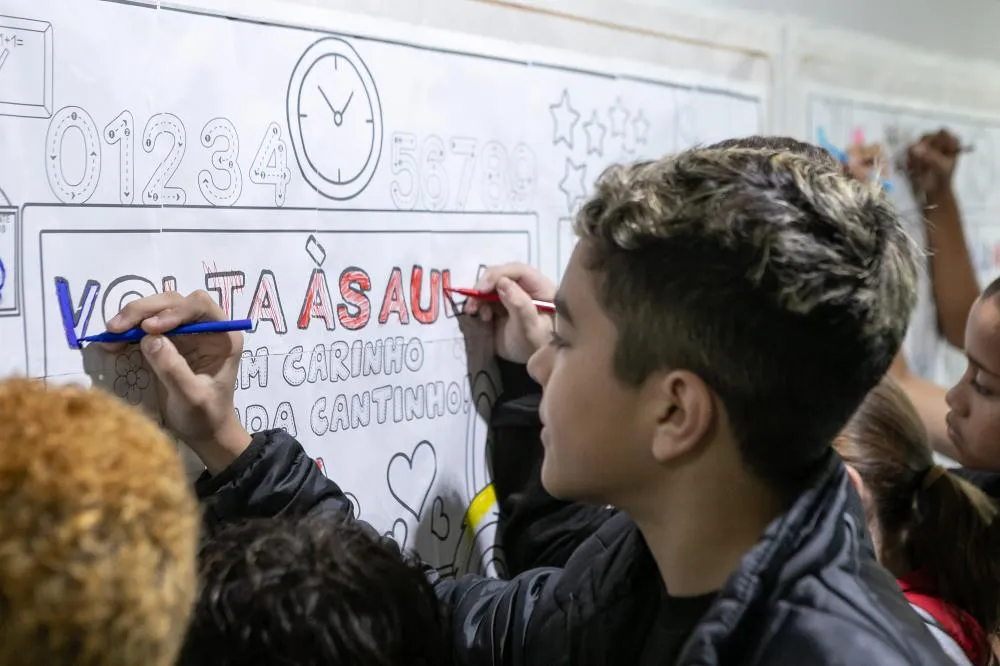 Com novidades e mais professores, 1 milhão de alunos voltam às aulas 