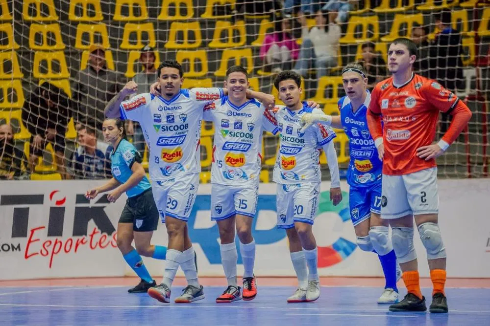 Com a vitória sobre o Esporte Futuro, Umuarama assume liderança do Paranaense