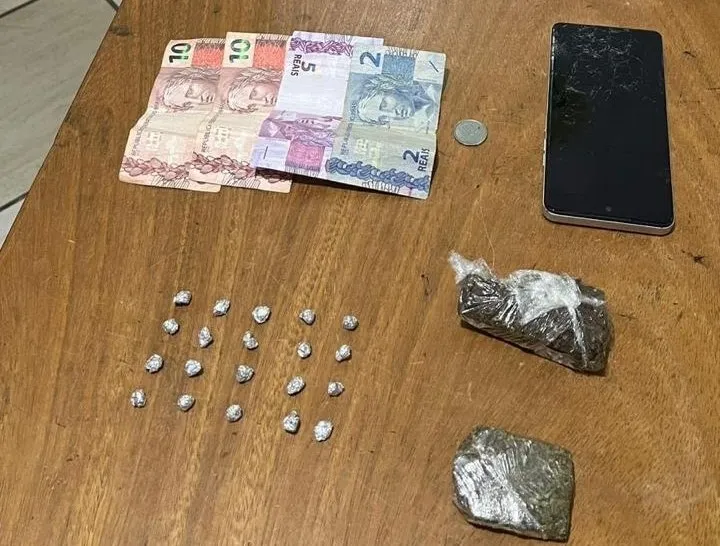 Jovem de 26 anos é presa e adolescente apreendido por tráfico de drogas em Umuarama