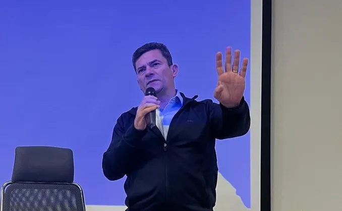 Moro critica prisão domiciliar de Bolsonaro e compara tratamento dado a Lula