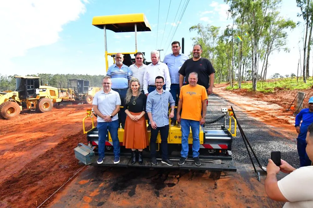 Iniciada pavimentação do trecho final da Estrada Pioneiro, que liga Umuarama a Lovat