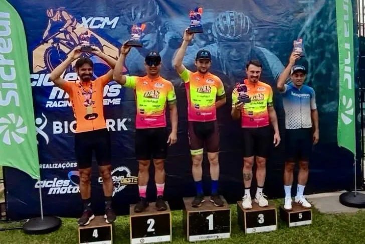 Ciclismo de Umuarama disputa três provas no mesmo dia e conquista 17 pódios