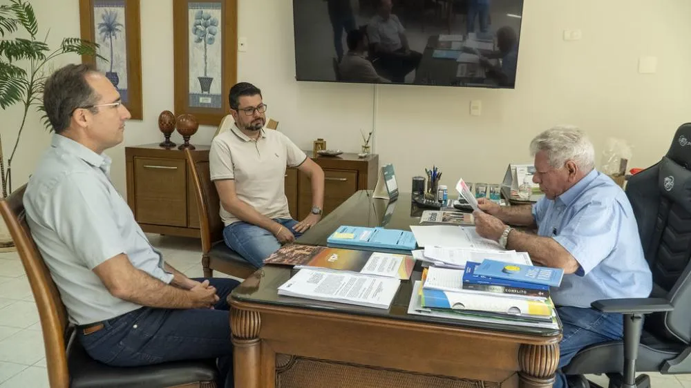 Scanavaca entrega agenda de licitações de agosto para diretoria da Aciu