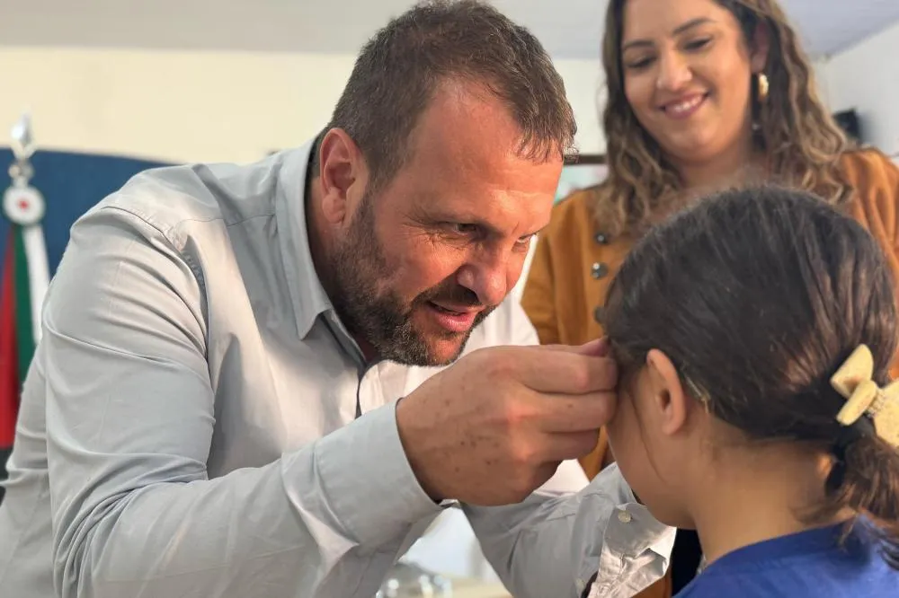 Governo entrega mais 1.162 óculos para alunos da rede pública em 14 cidades do PR