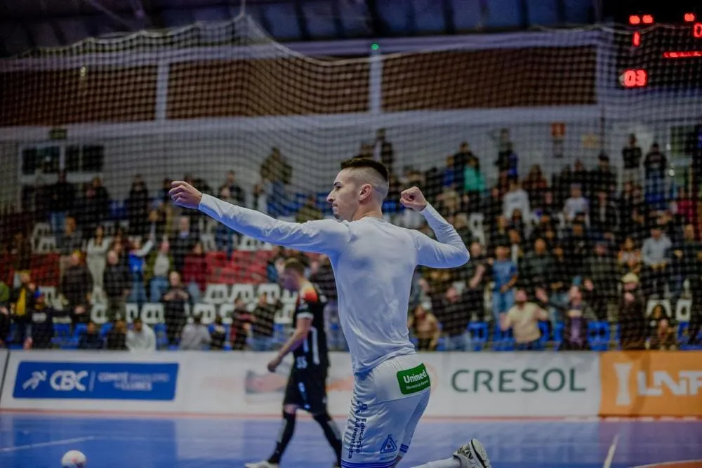 Capinha brilha, marca três gols e garante virada do Umuarama sobre o Blumenau