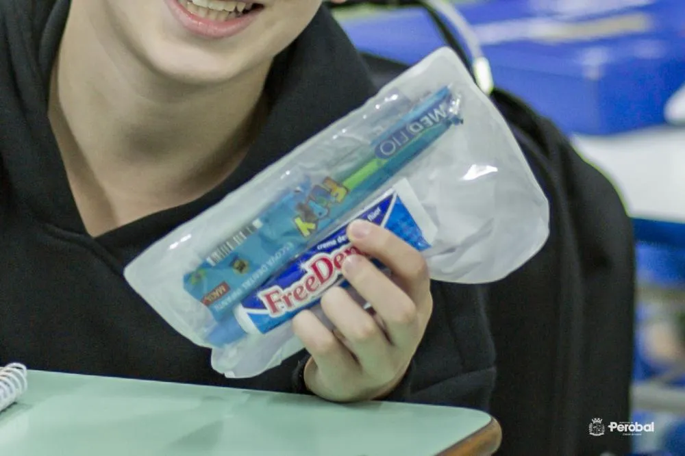 Alunos de Perobal recebem kits odontológicos para reforçar cuidados com a higiene