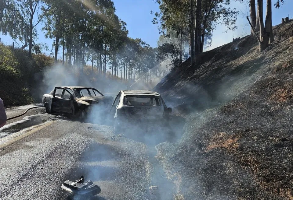 Colisão frontal destrói veículos e deixa quatro feridos em Munhoz de Melo