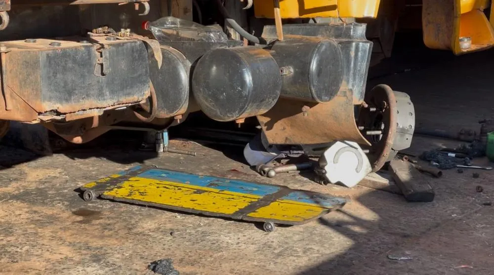 Caminhão cai sobre mecânico durante reparo e deixa vítima em estado grave