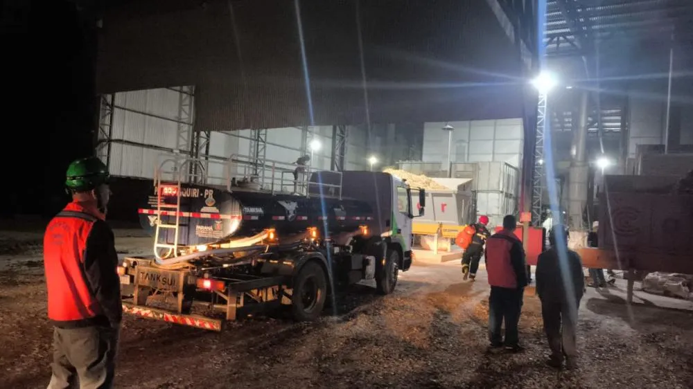 Fogo atinge secador de grãos da Copacol em Brasilândia do Sul e mobiliza bombeiros