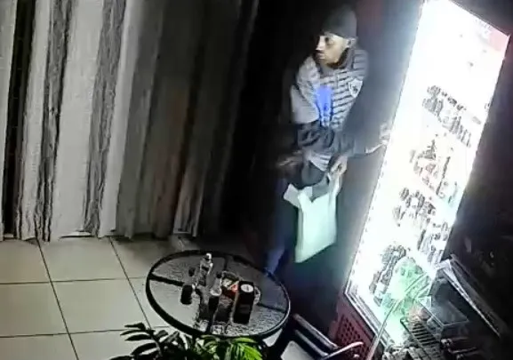 Imagens mostram criminoso invadindo cafeteria no centro de Umuarama