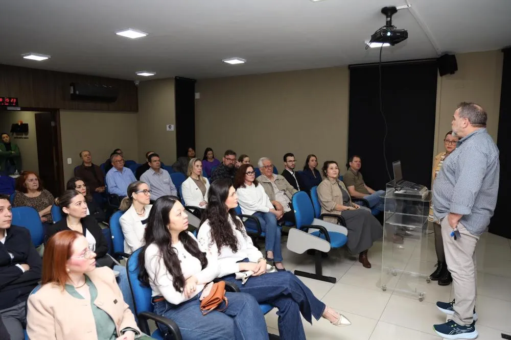 Sestram faz apresentação para comerciantes na Aciu sobre estacionamento rotativo