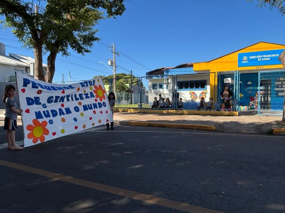 Alunos do CMEI São Francisco de Assis fazem ‘parada da gentileza’ e sensibilizam a população