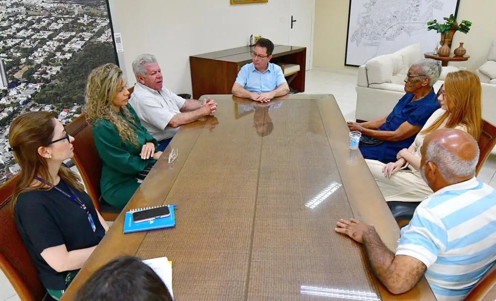 Prefeito e vereadores recebem visita de dona Maria da Sopa e fortalece parcerias