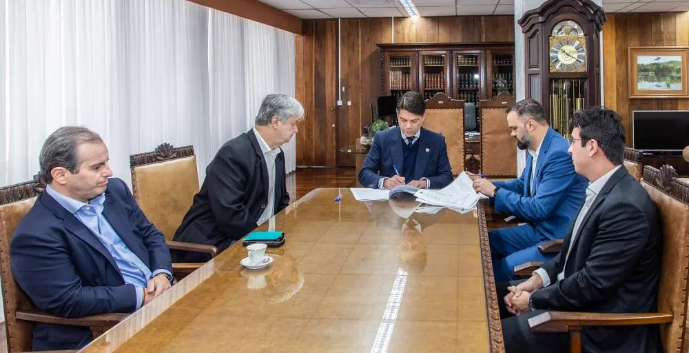 Educação firma acordo com TCE-PR para regularizar terceirizações que somam quase R$ 1 bilhão