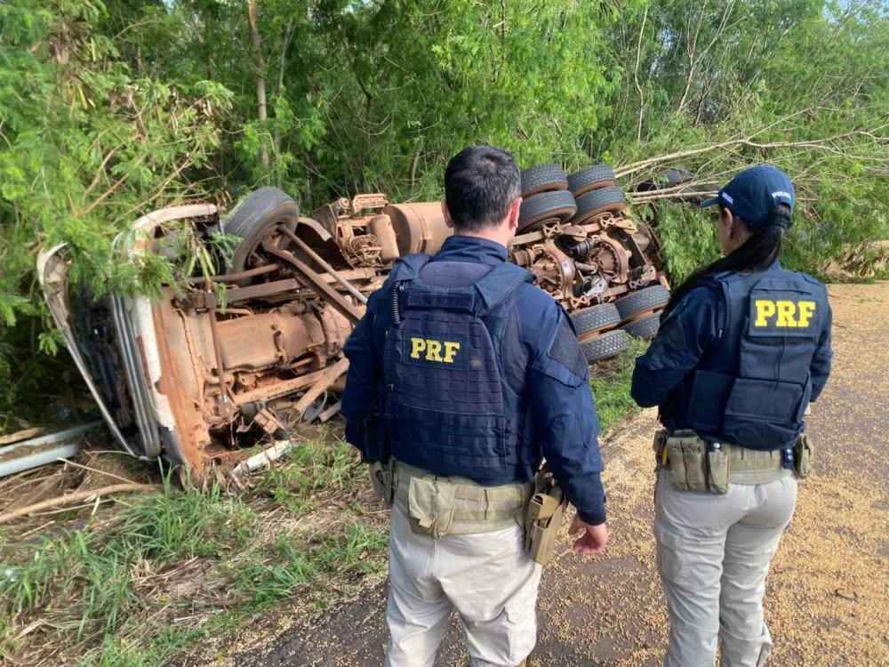 Carreta tomba com 200 mil maços de cigarros contrabandeados em Terra Roxa