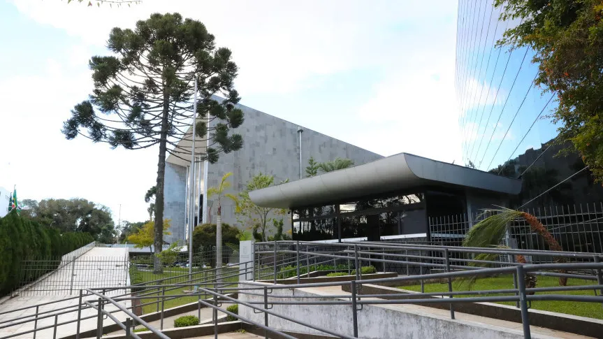 Tramitação do projeto que reduz em 45% o IPVA no Paraná marca semana na Alep