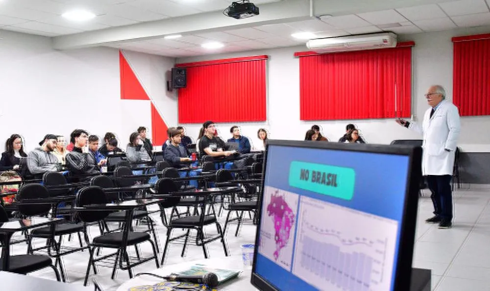 Campanha de saúde orienta jovens sobre tuberculose e sexualidade