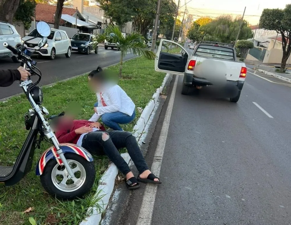 Adolescente de 14 anos fica ferido em colisão entre scooter elétrica e Saveiro