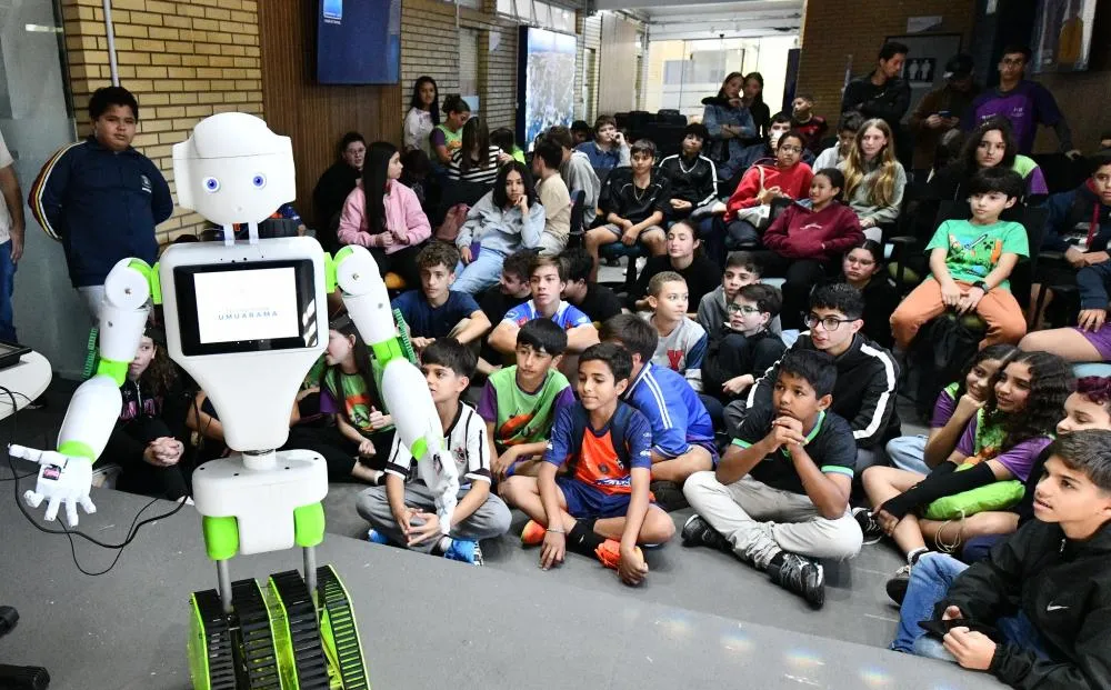 Robô Zag encanta crianças e jovens no TechnoPark Umuarama