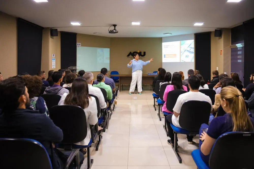 Empresária Ligia Blanco fala sobre comércio exterior em evento na Aciu