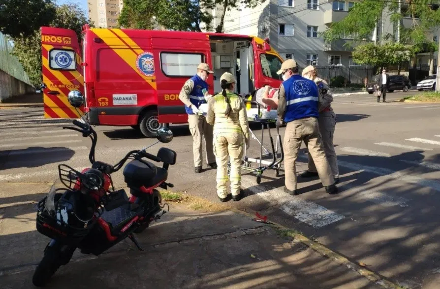 Colisão entre moto elétrica e carro deixa mulher ferida em Umuarama