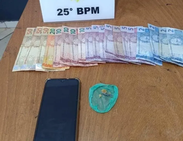 Polícia Militar apreende drogas e dinheiro em abordagem na Praça da Bíblia