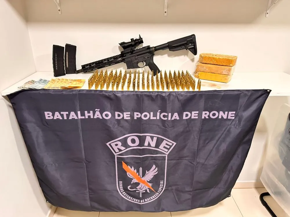 PM encontra fuzil usado por piratas do asfalto e apreende 3 quilos de crack em Umuarama