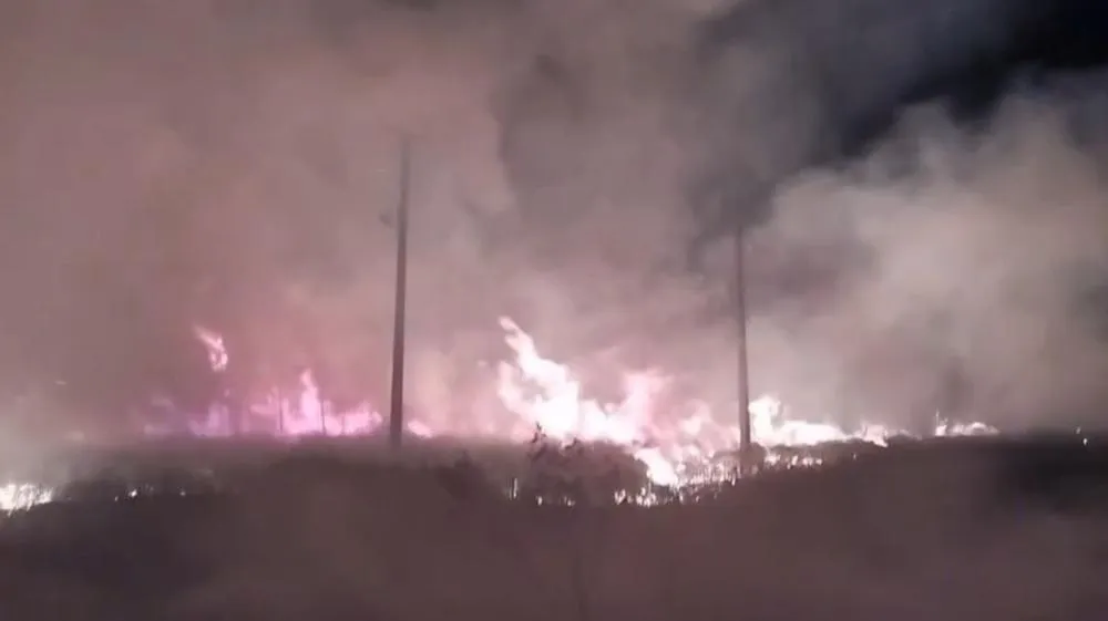 Fogo às margens da PR-485 mobiliza bombeiros e brigadistas em Pérola e Cafezal do Sul