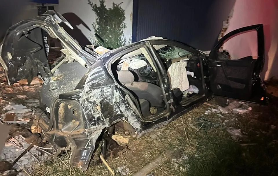 Astra descontrolado destrói muro de empresa após colisão violenta em rodovia