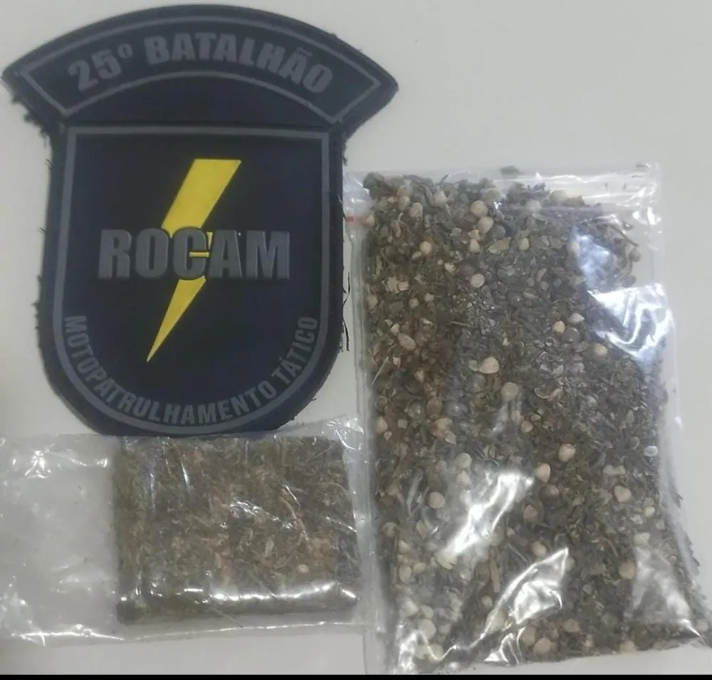 Dois jovens são flagrados com pequenas quantidades de maconha em praça de Umuarama