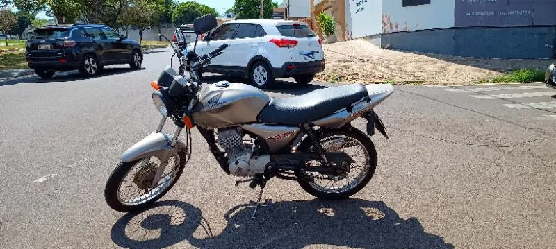 Colisão entre carro e moto deixa jovem ferido em cruzamento movimentado de Umuarama