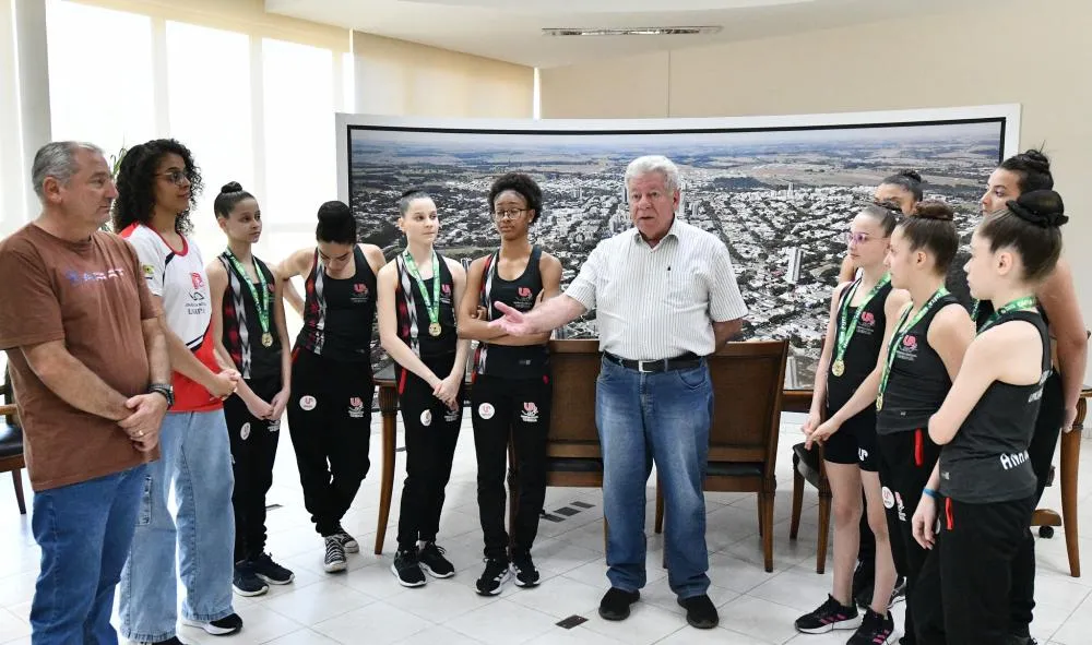 Ginastas de Umuarama que conquistaram pódio em Santa Catarina visitam Scanavaca