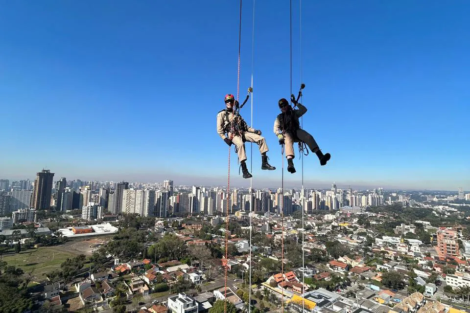 Corpo de Bombeiros forma 21 integrantes para atuar com resgate nas alturas