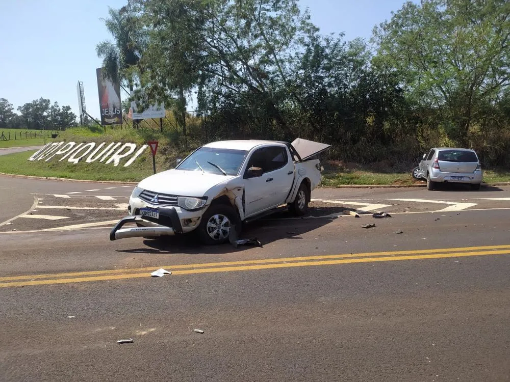Carro de Umuarama se envolve em colisão com caminhonete e carro deixa dois feridos em Alto Piquiri