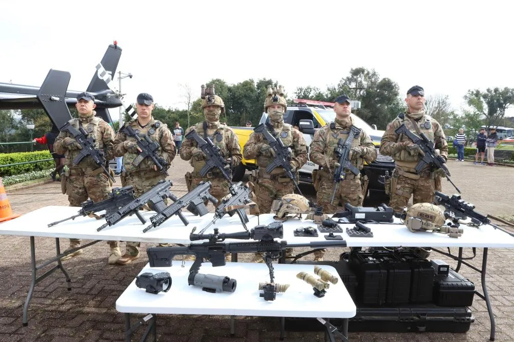 Policiais equipados: forças especiais de segurança do Paraná recebem 1,5 mil fuzis