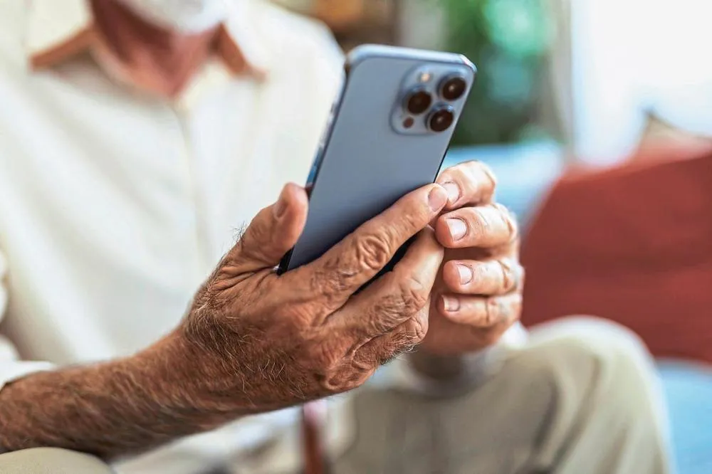 Morador de Ivaté perde mais de R$ 12 mil em golpe por telefone