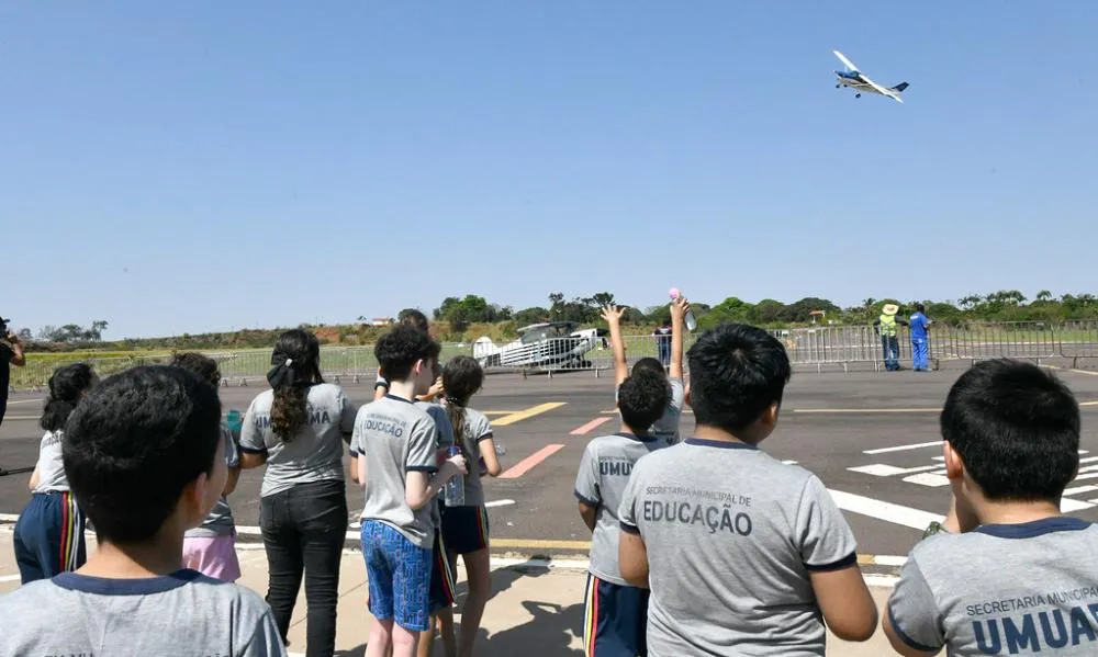 Alunos tiveram ‘prévia’ do Air Show 2025, que inicia hoje no Aeroporto Orlando de Carvalho