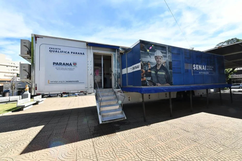 Carreta do ‘Qualifica Paraná 2025’ inicia formação em automação em Umuarama