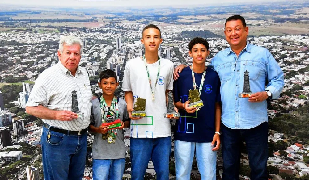 Prefeito recebe atletas que se destacaram em competições regionais