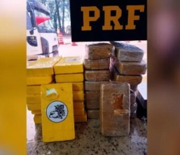 PRF apreende caminhão com drogas, armas e bloqueador de sinal em Ubiratã