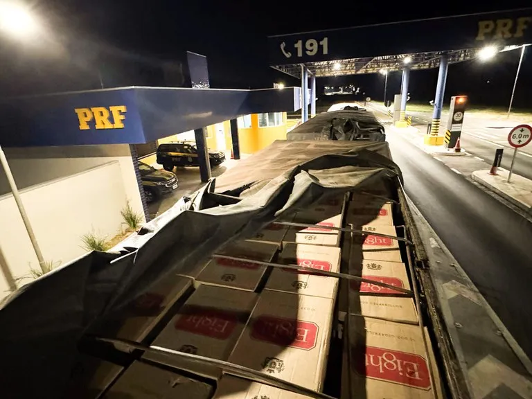 PRF apreende mais de 1,1 milhão de maços de cigarros contrabandeados em um único dia no PR