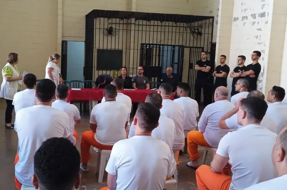 Polícia Penal e Senai formam 40 apenados em curso de costura industrial na Peco