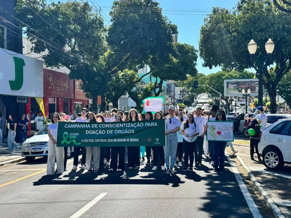 Doadores de órgãos recebem tributo emocionante durante caminhada em Umuarama