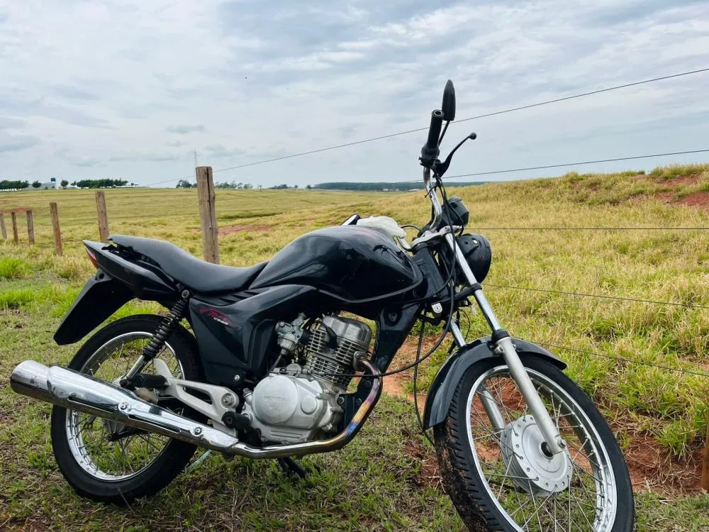 Moto furtada em frente a colégio é localizada abandonada em estrada de Umuarama