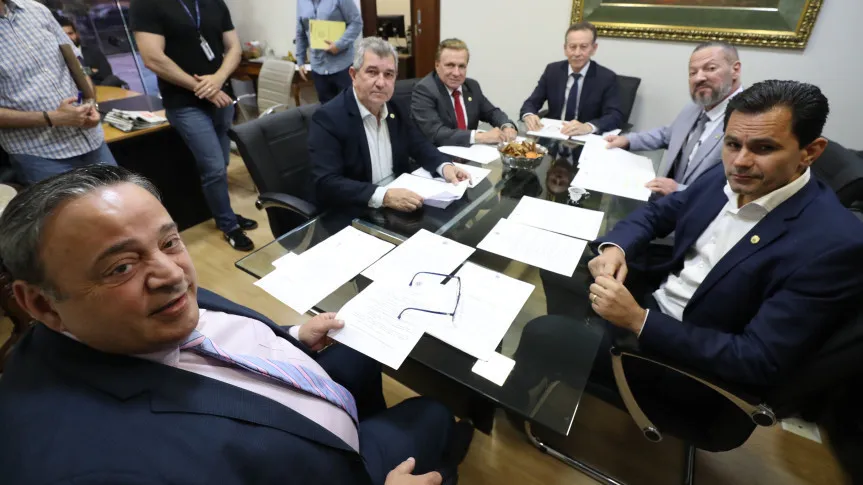 Projetos que tratam de ideologia de gênero no ensino e banheiros unissex avançam na Alep