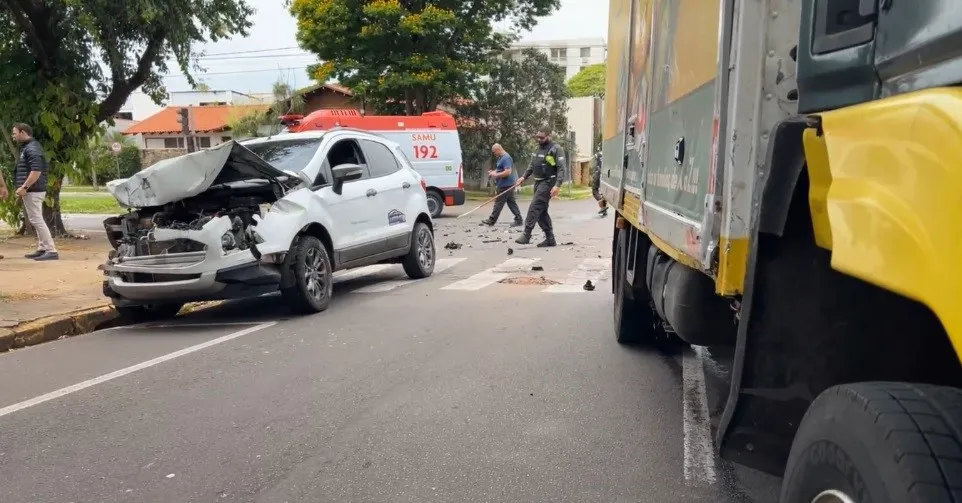 Colisão entre carro e caminhão é atendido no centro de Umuarama por bombeiros, Samu, Umutrans e Polícia Militar