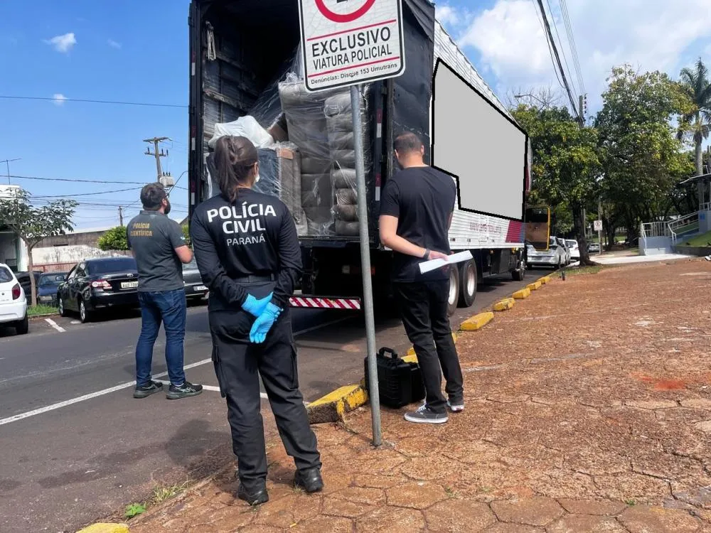 Mistério na estrada: caminhão roubado é recuperado com carga rasgada e marcas de sangue