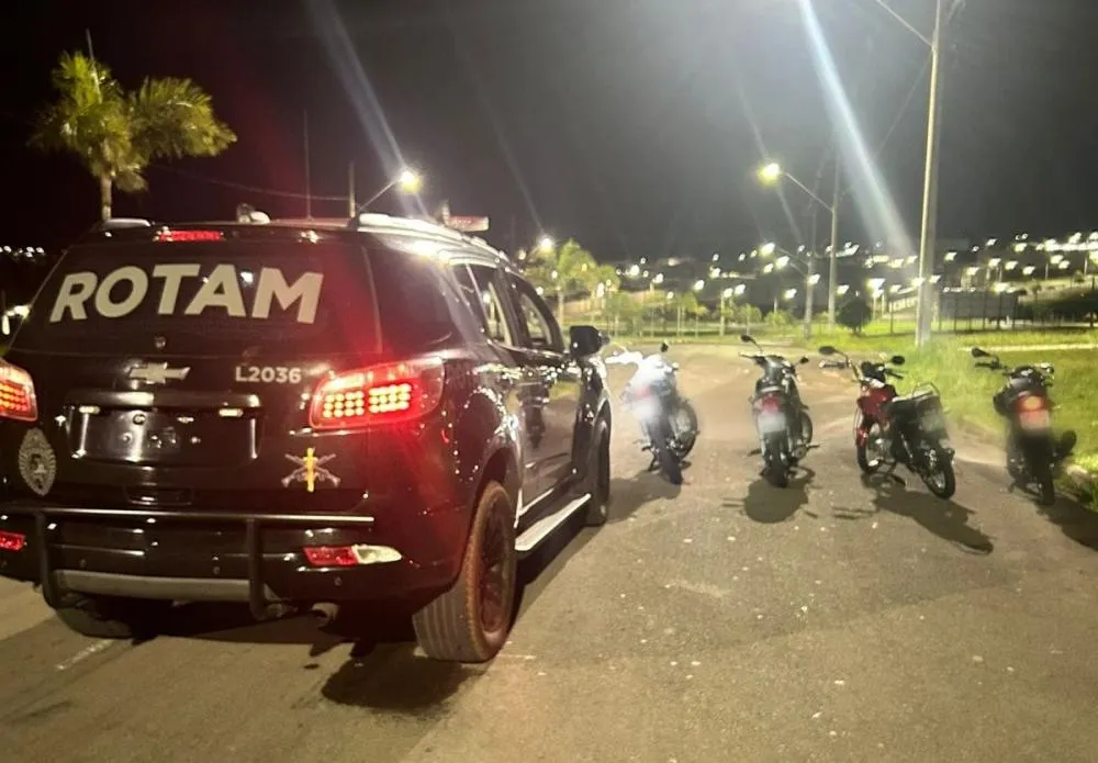 ROTAM flagra jovens empinando motos e conduzindo sem habilitação em Umuarama