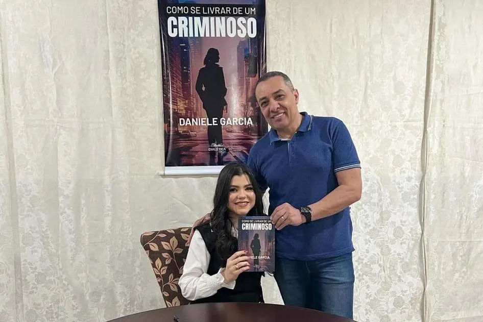 Jovem de 18 anos lança livro de suspense com apoio da escola e inspira alunos da rede pública